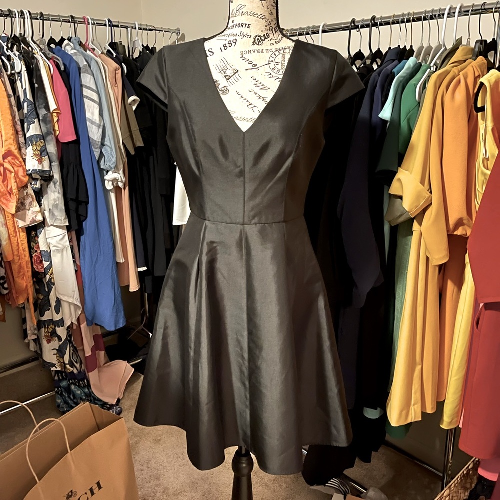 So flattering ✨ Halston Heritage Black Structured Cocktail Dress | S